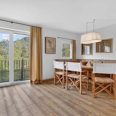 Casa Elegante, Vista Panoramica, 4 Camere, Chesa Saura La Punt-Chamues-ch